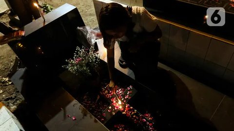FOTO: Tradisi Warga Keturunan Portugis Ziarah Makam Luhur pada Malam Natal di Gereja Tugu Cilincing