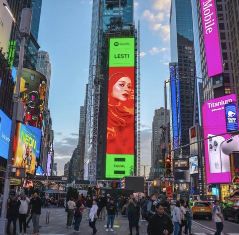 Foto Lesti Terpajang di Times Square