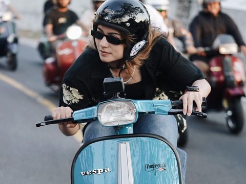 10 Potret Cantik Sintya Marisca Tunggangi Vespa Klasik, Gayanya Selalu ...