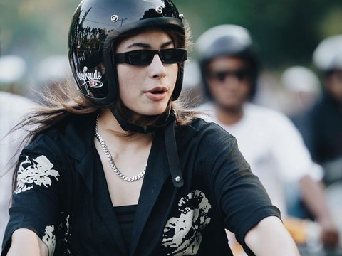 10 Potret Cantik Sintya Marisca Tunggangi Vespa Klasik, Gayanya Selalu ...