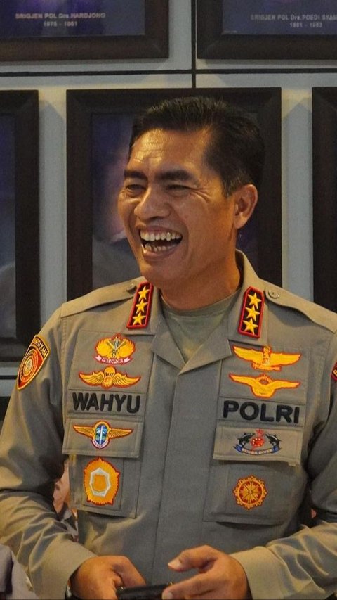 Sosok Jenderal Bintang 3 Polri itu adalah Komjen Polisi Wahyu Widada. <br>
