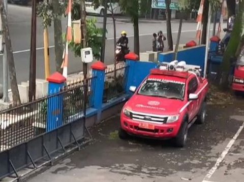 Viral Momen Satu Keluarga Curi-curi Foto Dekat Mobil Pemadam, Begini Reaksi Petugas Damkar yang Banjir Pujian