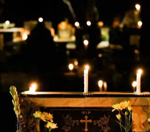 FOTO: Tradisi Warga Keturunan Portugis Ziarah Makam Luhur pada Malam Natal di Gereja Tugu Cilincing