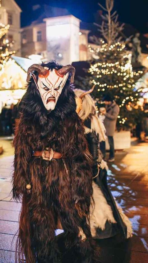 Dengan kostum yang menyeramkan seperti monster sungguhan, Krampus akan berparade bersama dengan Santa Klaus pada malam 25 Desember.