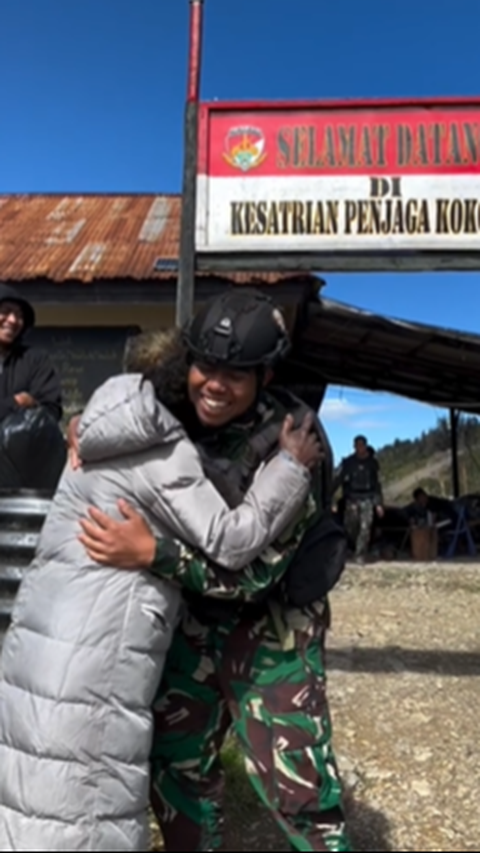 Momen Perpisahan Prajurit TNI dengan Ibu-ibu di Papua, Penuh Haru Diberi Hadiah Manis<br>