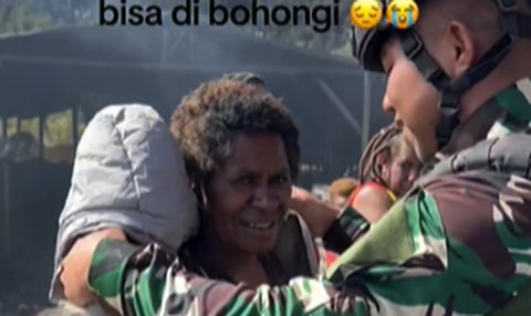 Momen Perpisahan Prajurit TNI dengan Ibu-ibu di Papua, Penuh Haru Diberi Hadiah Manis