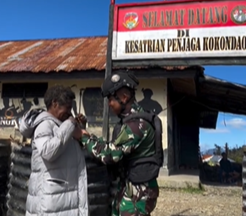 Momen Perpisahan Prajurit TNI dengan Ibu-ibu di Papua, Penuh Haru Diberi Hadiah Manis