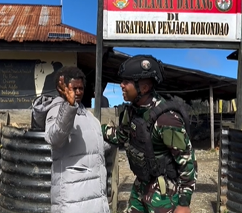Momen Perpisahan Prajurit TNI dengan Ibu-ibu di Papua, Penuh Haru Diberi Hadiah Manis