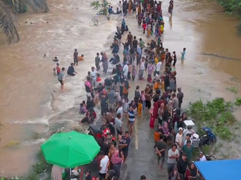Cuma di Indonesia Lokasi Banjir Jadi Tempat Wisata, Banyak Pengunjung hingga Pedagang Kaki Lima