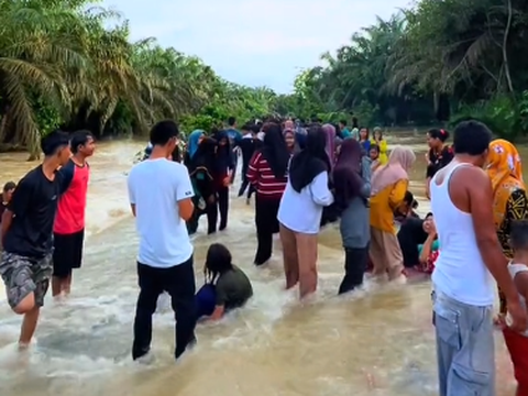 Cuma di Indonesia Lokasi Banjir Jadi Tempat Wisata, Banyak Pengunjung hingga Pedagang Kaki Lima