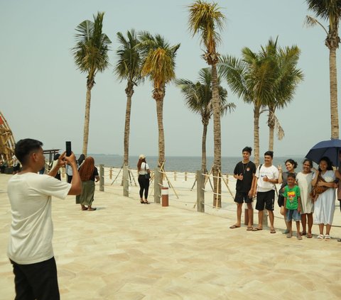 FOTO: Libur Nataru, Warga Serbu Pantai Pasir Putih Aloha PIK