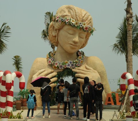 FOTO: Libur Nataru, Warga Serbu Pantai Pasir Putih Aloha PIK