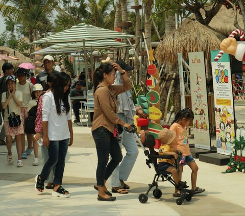 FOTO: Libur Nataru, Warga Serbu Pantai Pasir Putih Aloha PIK