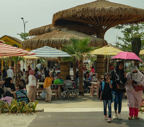 FOTO: Libur Nataru, Warga Serbu Pantai Pasir Putih Aloha PIK