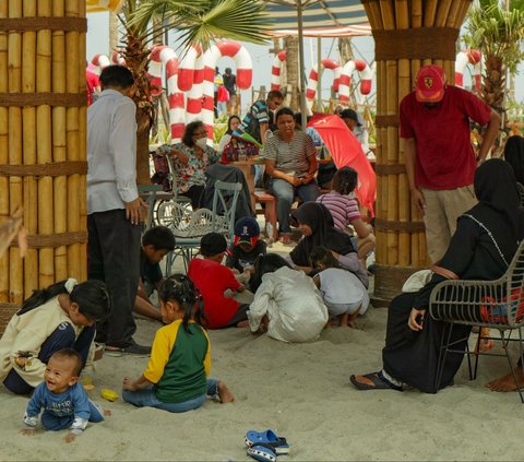 FOTO: Libur Nataru, Warga Serbu Pantai Pasir Putih Aloha PIK