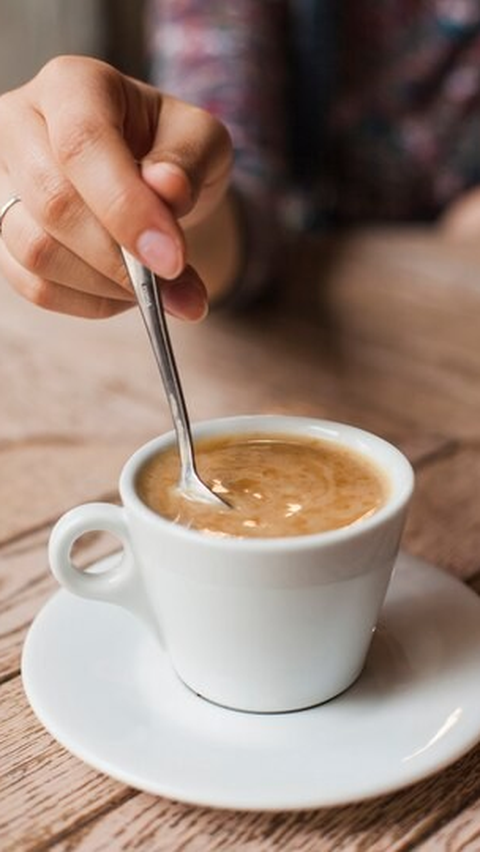Nadia menyarankan agar cappuccino hanya dikonsumsi sebelum pukul 11 pagi atau paling telat pukul 12 siang.