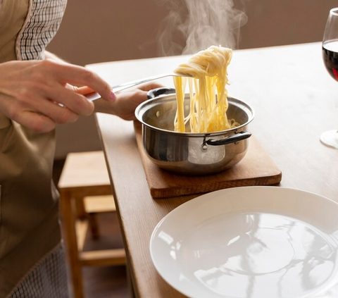 Mari kita eksplorasi fakta menarik seputar pasta dan alasan mengapa orang Italia tidak suka mematahkan spageti sebelum dimasak.
