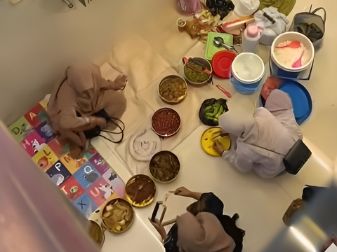 Moms' Picnic Moments at the Mall, Spreading Out the Mat with Complete Dishes Including a Thermos of Rice