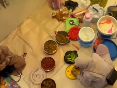 Moms' Picnic Moments at the Mall, Spreading Out the Mat with Complete Dishes Including a Thermos of Rice