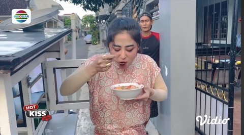 Ayu Ting Ting dan Dewi Perssik Santap Kulineran di Pinggir Jalan
