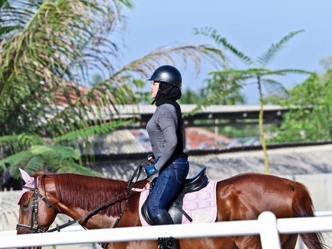 Potret Polwan Cantik Bripka Iis Mulyani Saat Berolah Raga Berkuda 'Aku Berpacu Di atas Kuda, aku Merasa bahagia & Tenang Pikiranku'