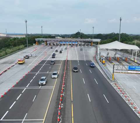 Selanjutnya, kendaraan yang berada pada jalur one way arah balik bisa keluar melalui beberapa Gate Interchange atau pertukaran gerbang.