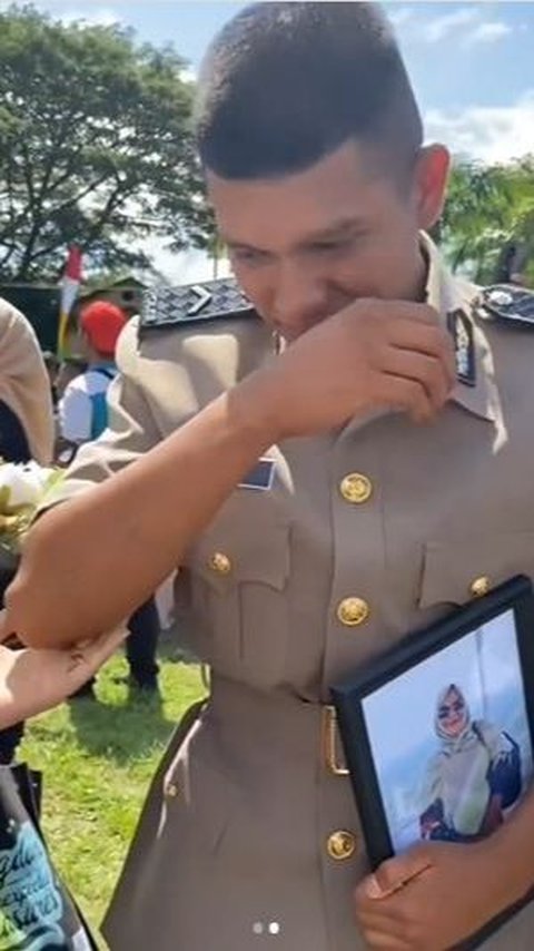 Sukses Menjadi Seorang Polisi, Pria Ini Peluk Foto Sang Ibu yang Telah Tiada Sambil Menangis