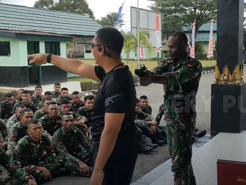 Prajurit TNI Asal Papua Tiba-tiba Todongkan Pistol Kepada Komandannya 'Mana Duit', Ending-nya Tertawa