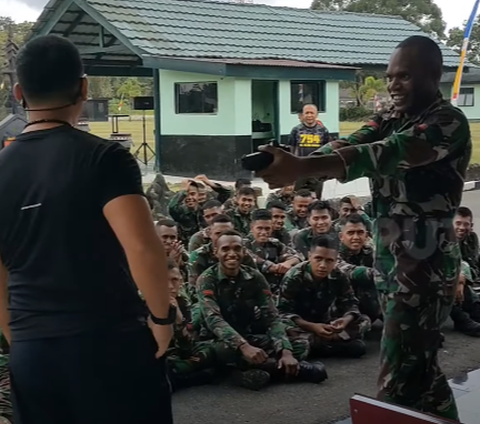 Prajurit TNI Asal Papua Tiba-tiba Todongkan Pistol Kepada Komandannya 'Mana Duit', Ending-nya Tertawa