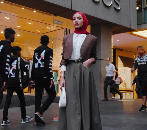 Mix and Match Outfit Formal dengan Hijab Merah ala Selebgram Malaysia