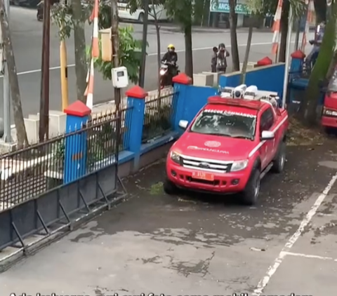 Curi-curi Foto dengan Mobil Damkar, Bocil dan Keluarganya Diizinkan Masuk Petugas, Endingnya Bikin Haru