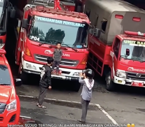 Curi-curi Foto dengan Mobil Damkar, Bocil dan Keluarganya Diizinkan Masuk Petugas, Endingnya Bikin Haru