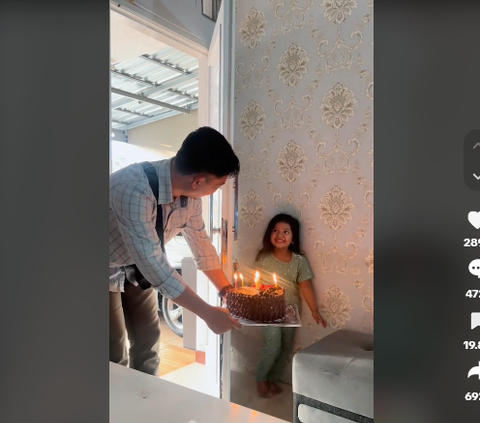 Melihat gadis kecilnya masih bersembunyi, sang ayah pun mencoba memberikan kue secara perlahan sembari bernyanyi lagu selamat ulang tahun. <br>