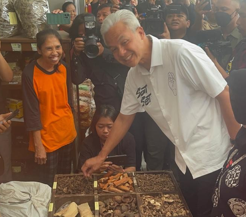 Kala Ganjar Minum Jamu Usai Sapa Pedagang di Sukoharjo