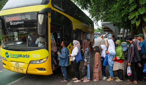 Wisata dengan bus tingkat gratis Trasjakarta.<br>