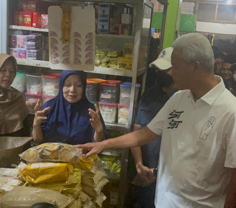 Ditawarkan Ibu Penjual, Ganjar Beli Jamu Kuat Lelaki Cap Kuda Laut