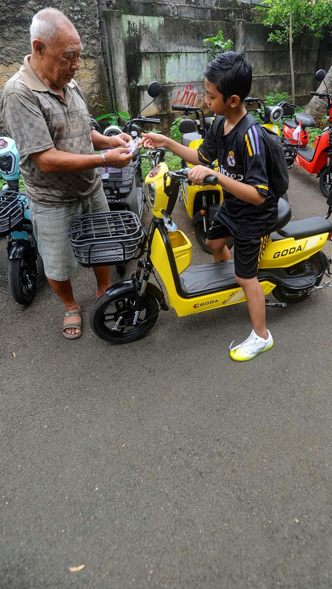 FOTO: Tren Bisnis Penyewaan Sepeda Listrik Menjamur di Depok