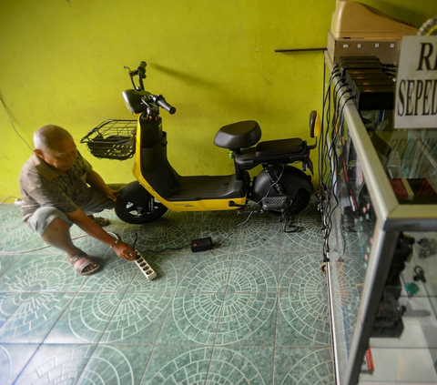 FOTO: Tren Bisnis Penyewaan Sepeda Listrik Menjamur di Depok