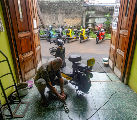FOTO: Tren Bisnis Penyewaan Sepeda Listrik Menjamur di Depok