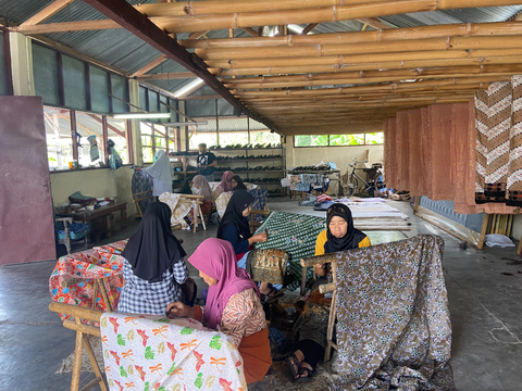 Kunjungi Pengrajin Batik Tradisional, Ganjar Dorong Permodalan Perbankan ke Tingkat Desa