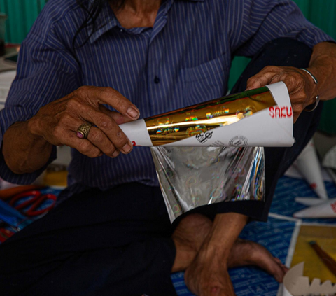 FOTO: Berharap Keberkahan Melimpah dari Penjualan Terompet Tahun Baru yang Mulai Marak