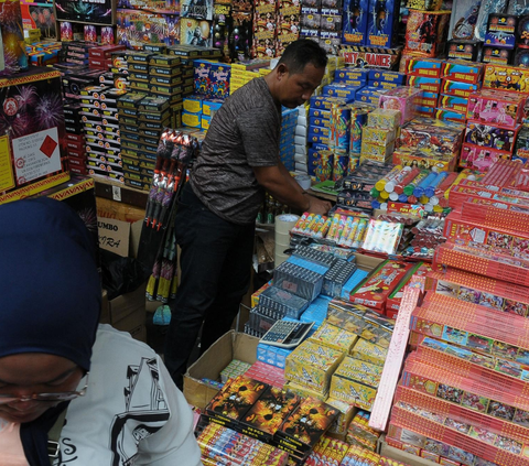 Pedagang kembang api mulai menggelar dagangannya memenuhi lapak-lapak kecil di kawasan Pasar Asemka, Jakarta, Selasa (26/12/2023). <br>