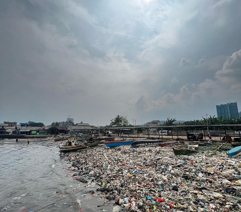 Sampah Plastik Asal Kamboja Hingga Vietnam Berserakan di Pantai Natuna, Kok Bisa?