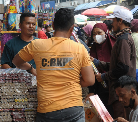 FOTO: Penampakan Pedagang Kembang Api di Pasar Asemka Menjamur Jelang Tahun Baru 2024