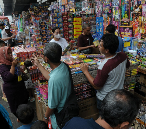 FOTO: Penampakan Pedagang Kembang Api di Pasar Asemka Menjamur Jelang Tahun Baru 2024