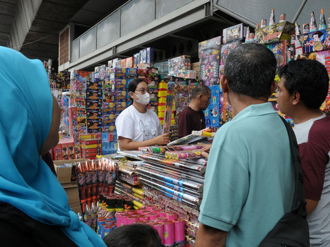 FOTO: Penampakan Pedagang Kembang Api di Pasar Asemka Menjamur Jelang Tahun Baru 2024