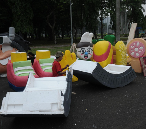 FOTO: Menengok Persiapan Jakarnaval Mobil Hias untuk Perayaan Malam Tahun Baru 2024 di Jakarta, Ada Patung Superhero Sri Asih Dkk