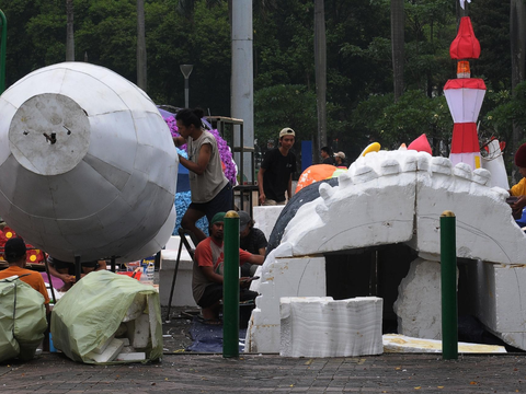 FOTO: Menengok Persiapan Jakarnaval Mobil Hias untuk Perayaan Malam Tahun Baru 2024 di Jakarta, Ada Patung Superhero Sri Asih Dkk