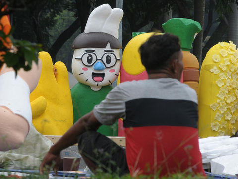 FOTO: Menengok Persiapan Jakarnaval Mobil Hias untuk Perayaan Malam Tahun Baru 2024 di Jakarta, Ada Patung Superhero Sri Asih Dkk