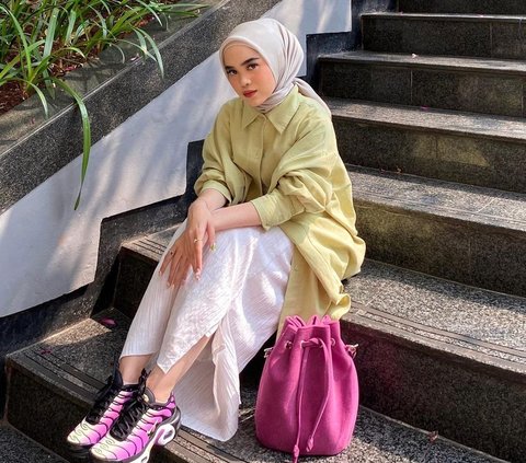 Sporty Look dengan Aksen Color Block, Cocok untuk Outfit Liburan